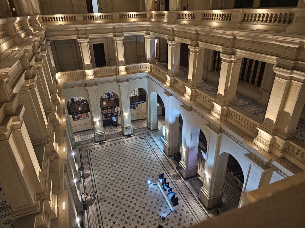 Vista do terceiro andar com vista para o salão principal inicial